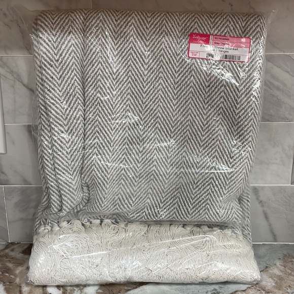 Thirty-One Fringe THROW Blanket GRAY CHEVRON 50 x 60 Cotton Blend RETIRED New! - Picture 2 of 7